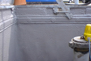 Befestigung des Trägergewebes mit­tels einer Klemm­schiene am oberen Beton­kragen